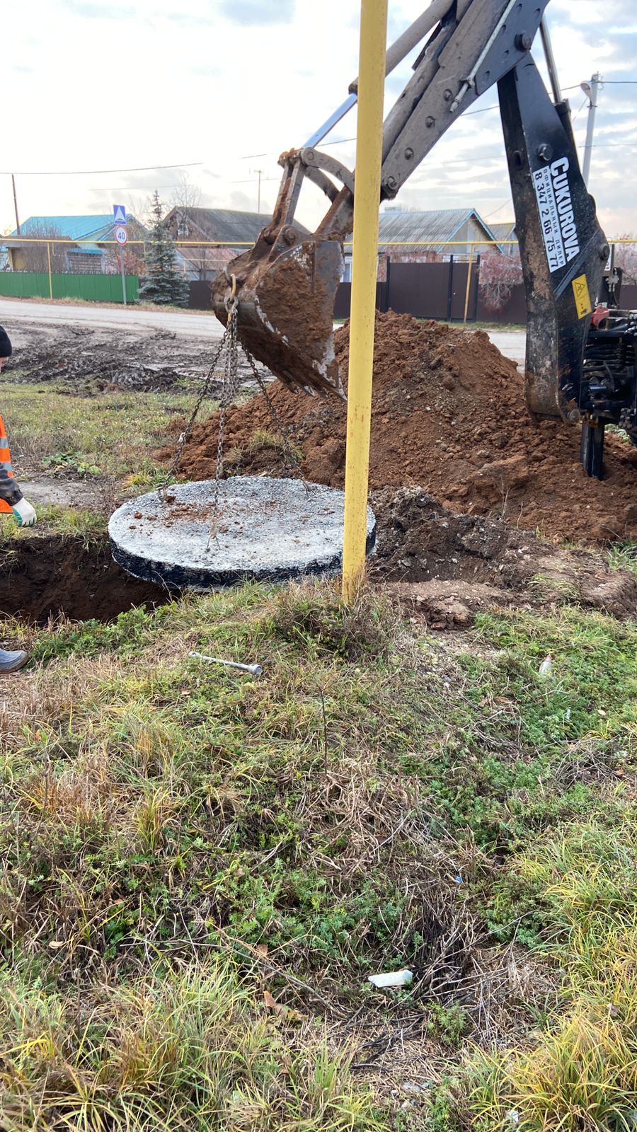 Работы с экскаватором и крышкой люка